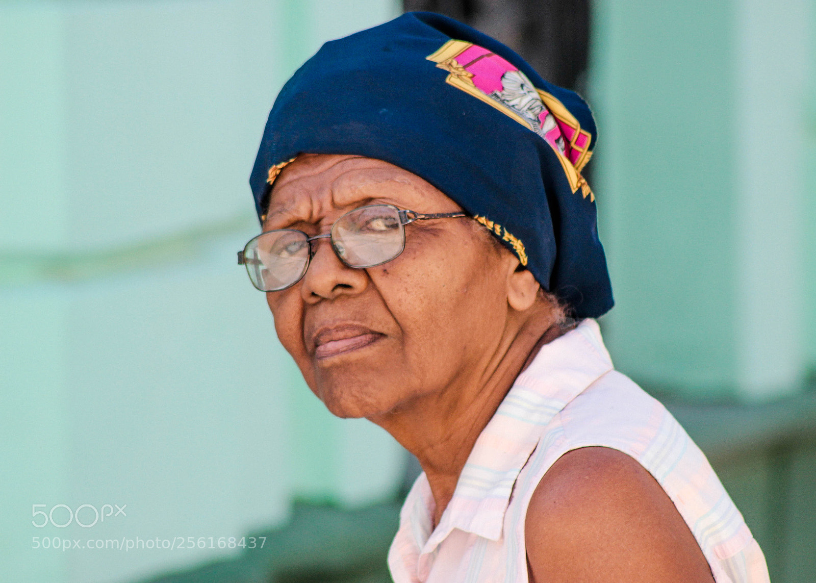 Canon EOS 600D (Rebel EOS T3i / EOS Kiss X5) sample photo. Old cuban woman with photography
