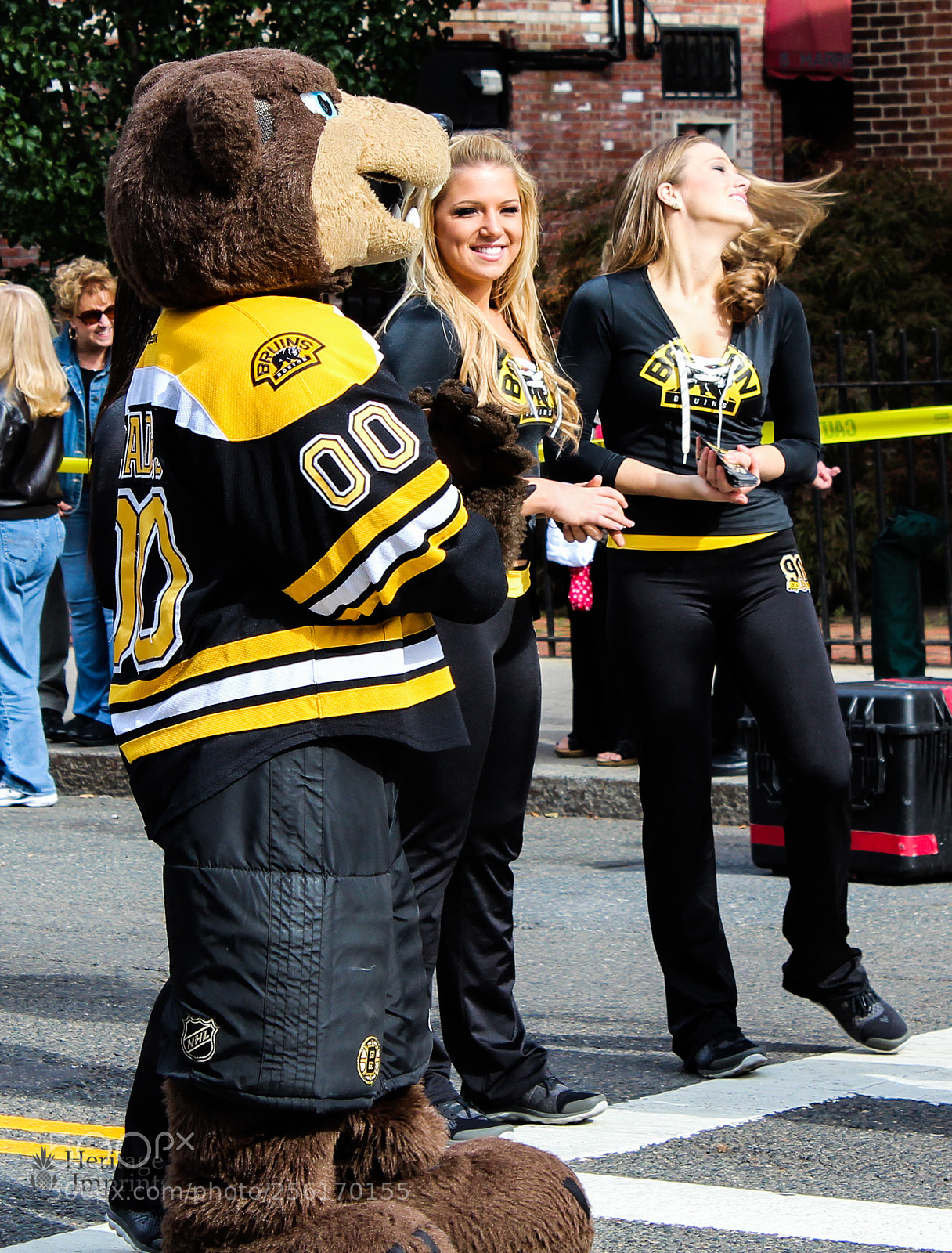 Canon EOS 650D (EOS Rebel T4i / EOS Kiss X6i) sample photo. Boston bruins cheerleaders on photography