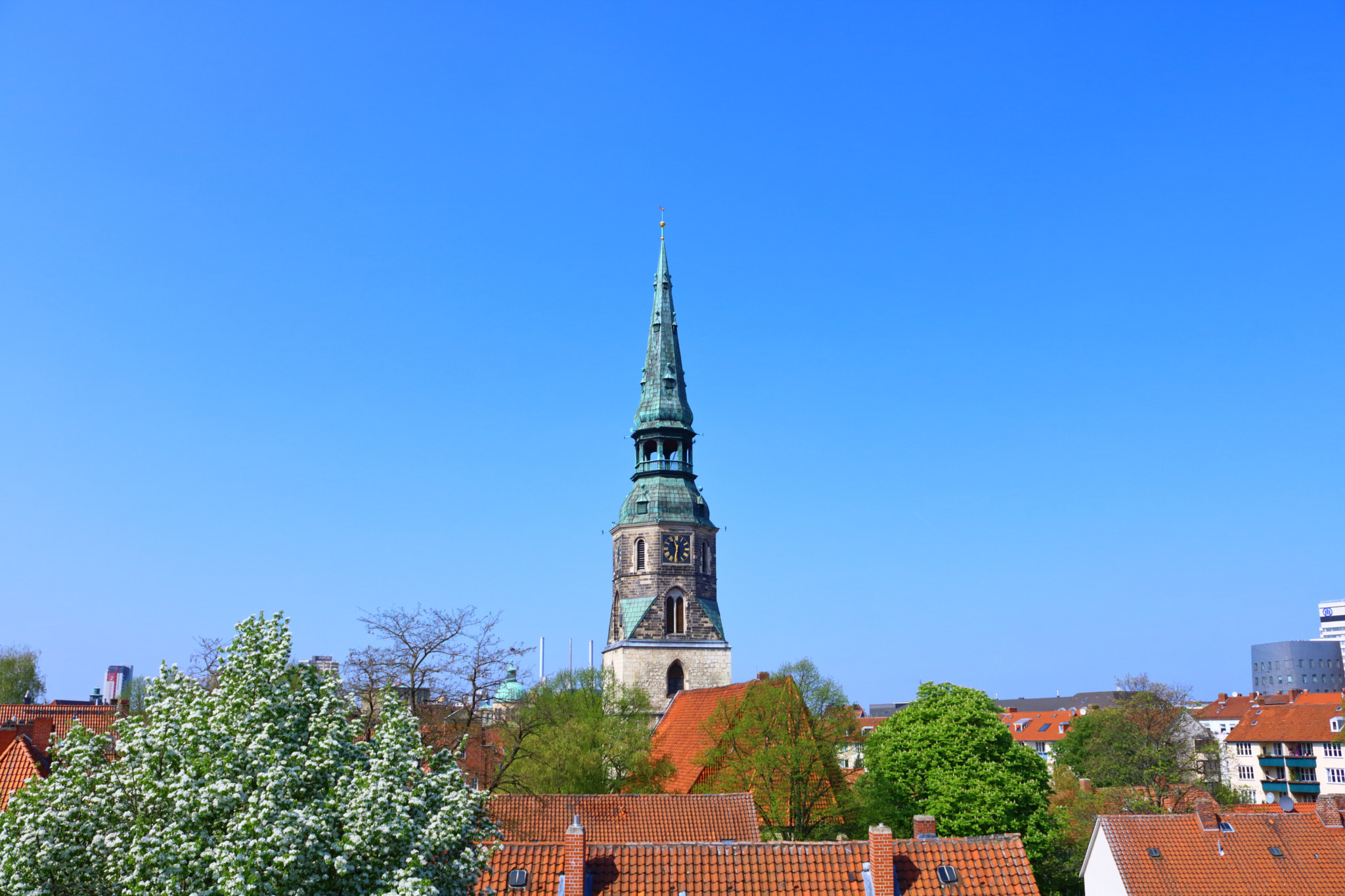 Canon EOS 750D (EOS Rebel T6i / EOS Kiss X8i) + Canon EF-S 18-55mm F3.5-5.6 III sample photo. Above the roofs in hannover photography