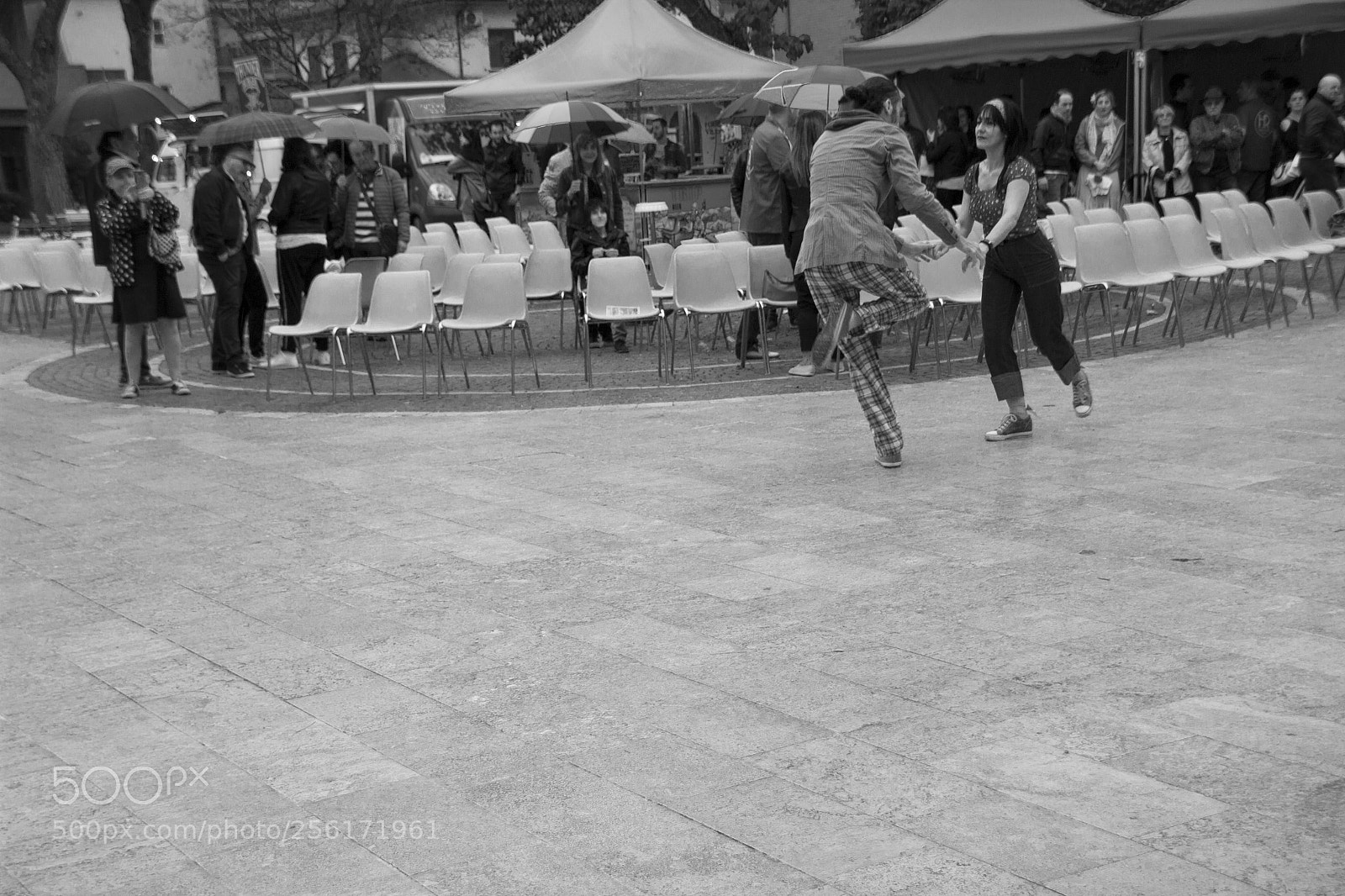 Canon EOS 600D (Rebel EOS T3i / EOS Kiss X5) sample photo. Dancing under the rain photography