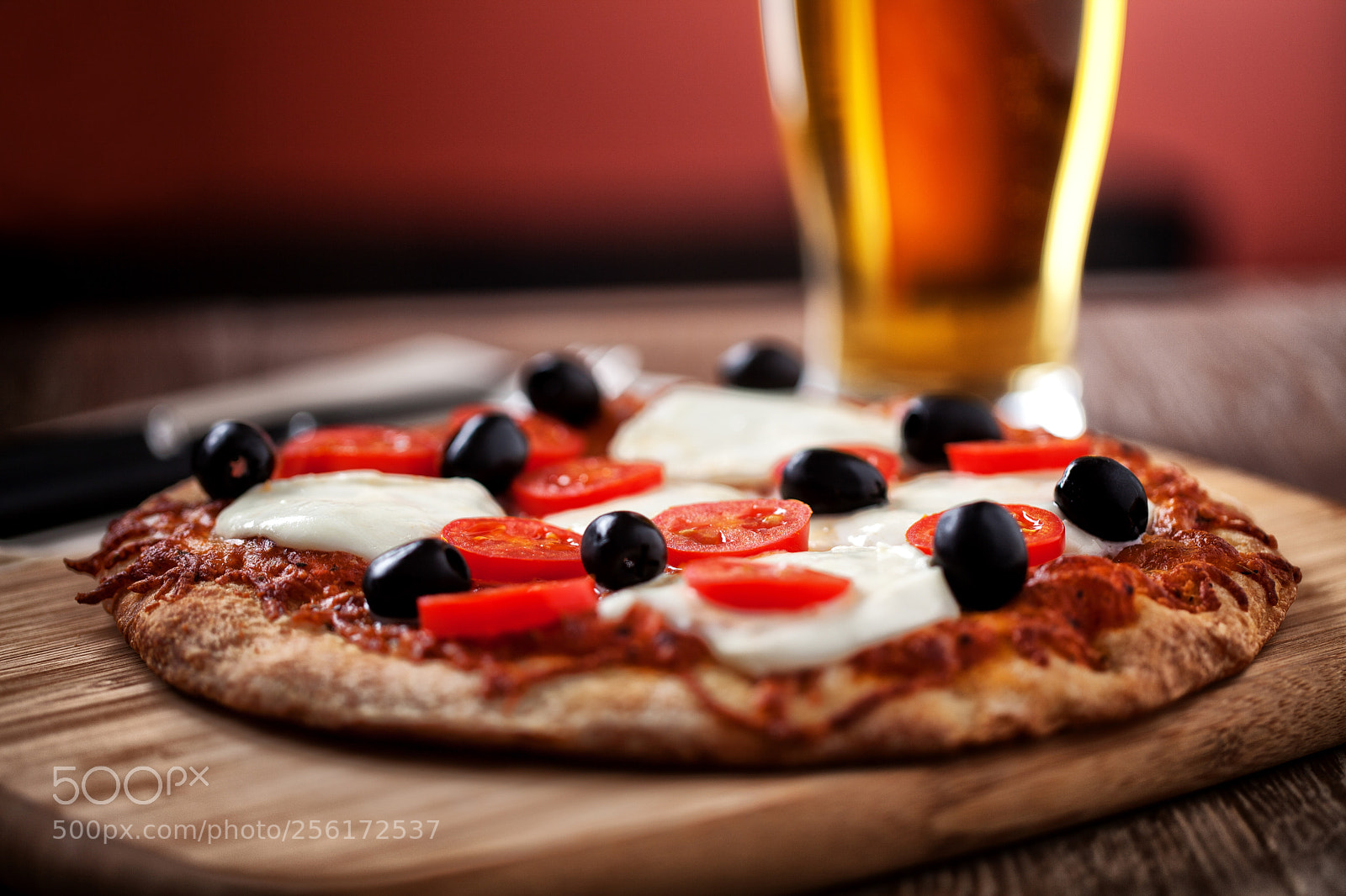 Canon EOS 5D Mark II sample photo. Pizza and beer photography
