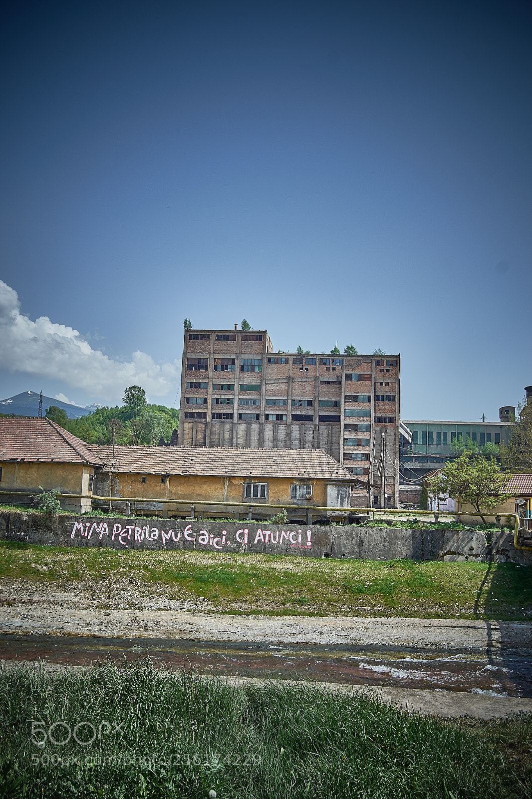 Nikon D3100 sample photo. Old sovrom carbune dezafected photography