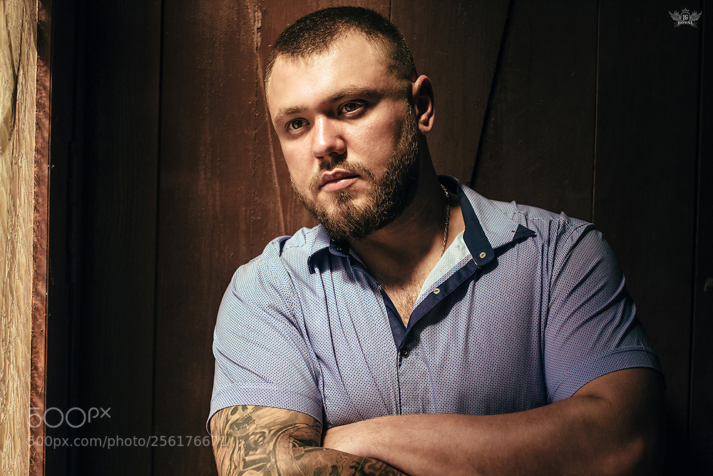Canon EOS 600D (Rebel EOS T3i / EOS Kiss X5) sample photo. Brutal bearded man with photography
