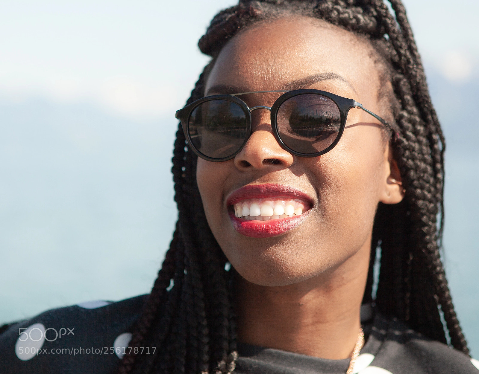 Canon EOS 5D Mark II sample photo. The smiling girl photography