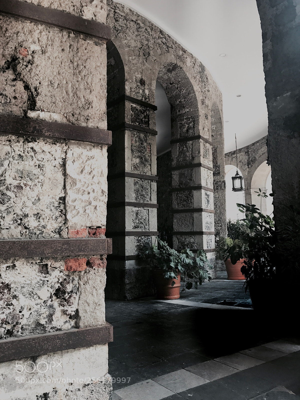 Apple iPhone 7 sample photo. Entrada al patio central photography
