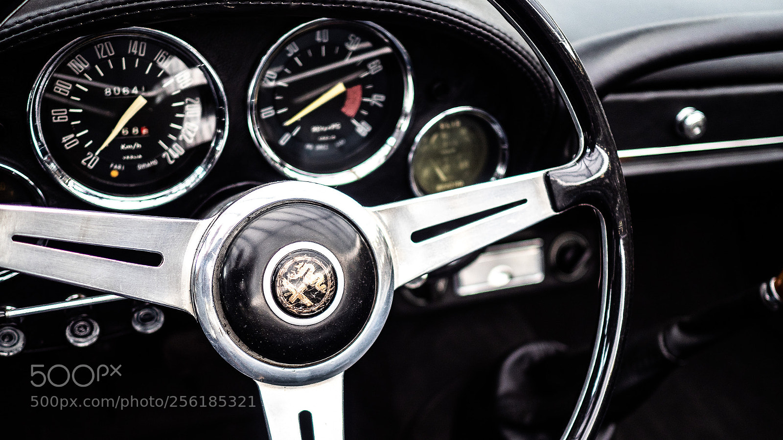 Olympus OM-D E-M5 II sample photo. Oldtimer photography
