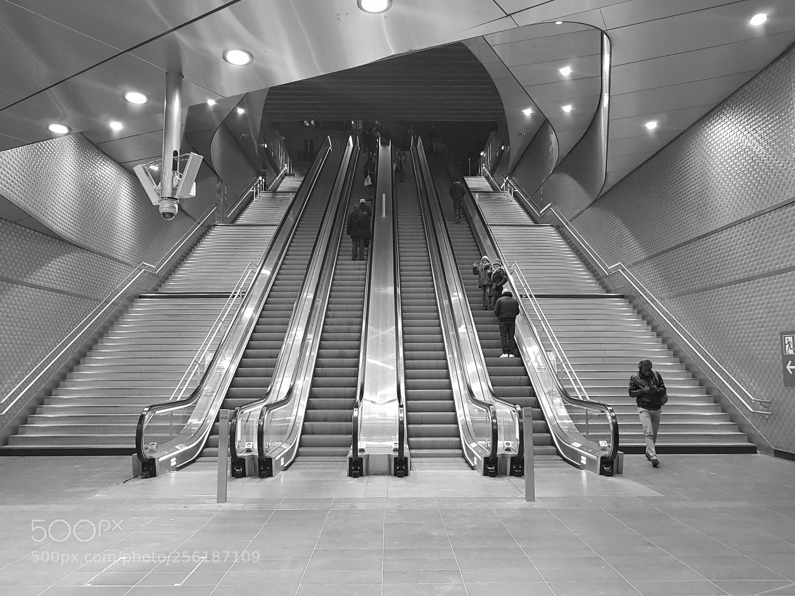 Samsung Galaxy S8+ sample photo. Stairs escaleras blackandwhite leshalles photography