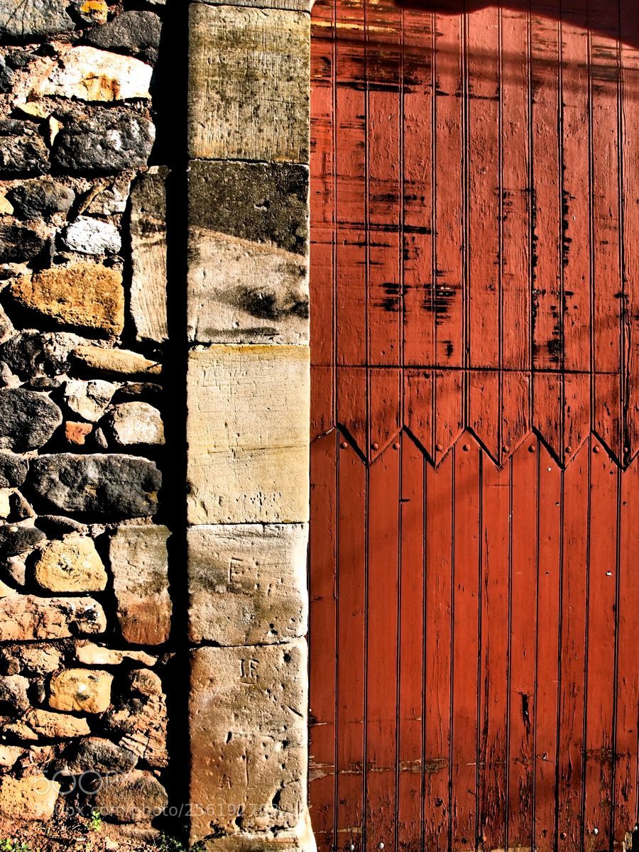 Olympus OM-D E-M5 sample photo. La porte rouge photography