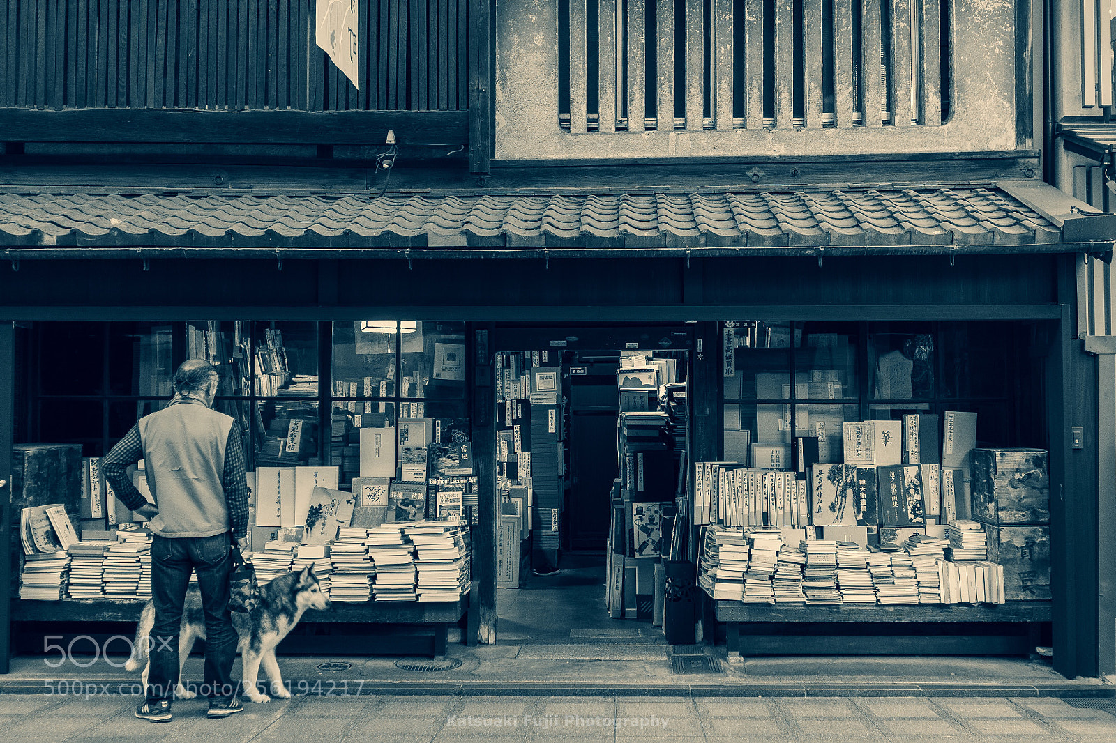 Olympus OM-D E-M1 sample photo. Secondhand bookstore photography