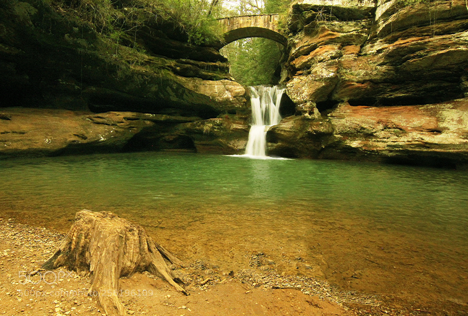 Canon EOS 550D (EOS Rebel T2i / EOS Kiss X4) sample photo. Old man's cave waterfall photography