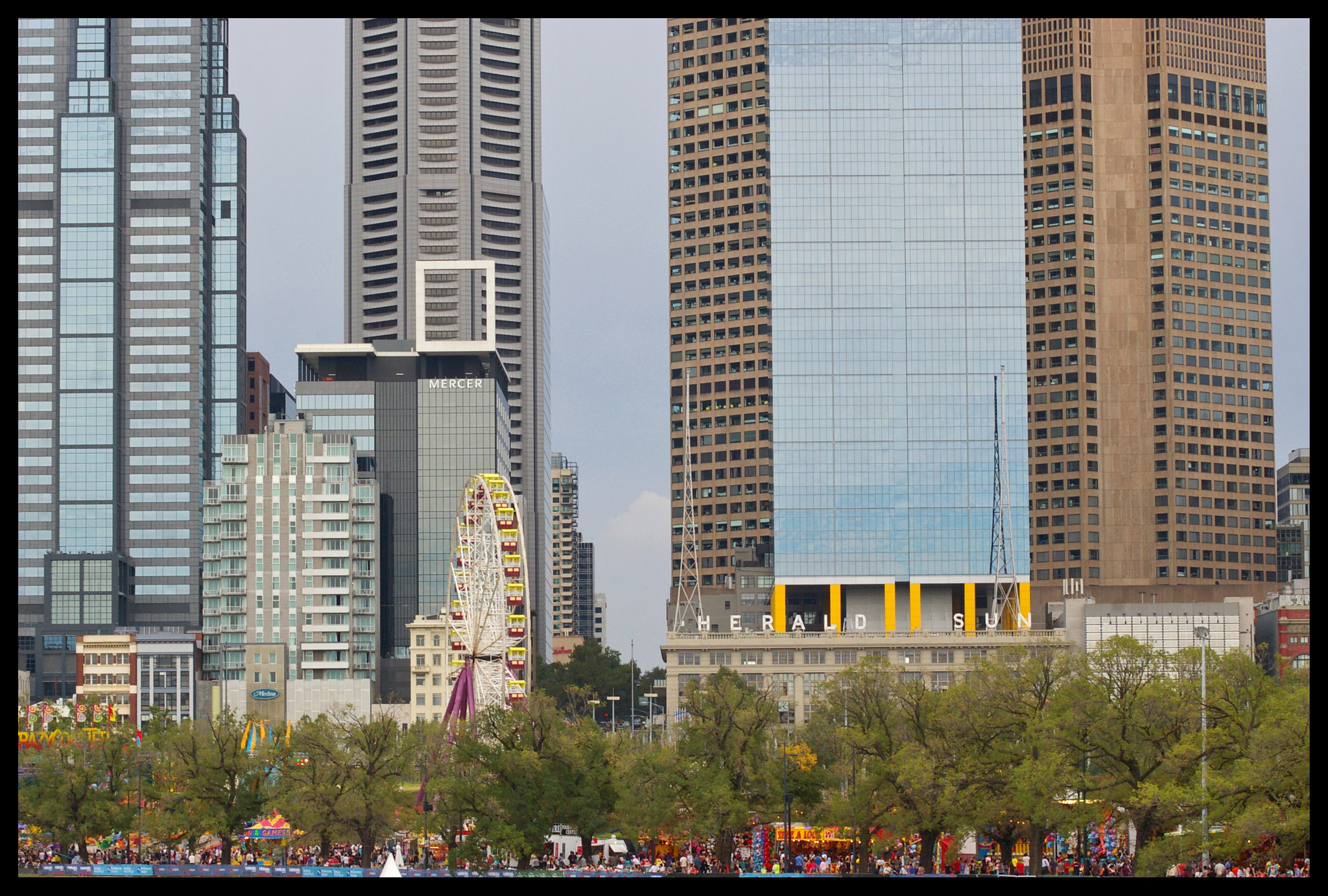 Pentax K100D sample photo. Moomba and city photography