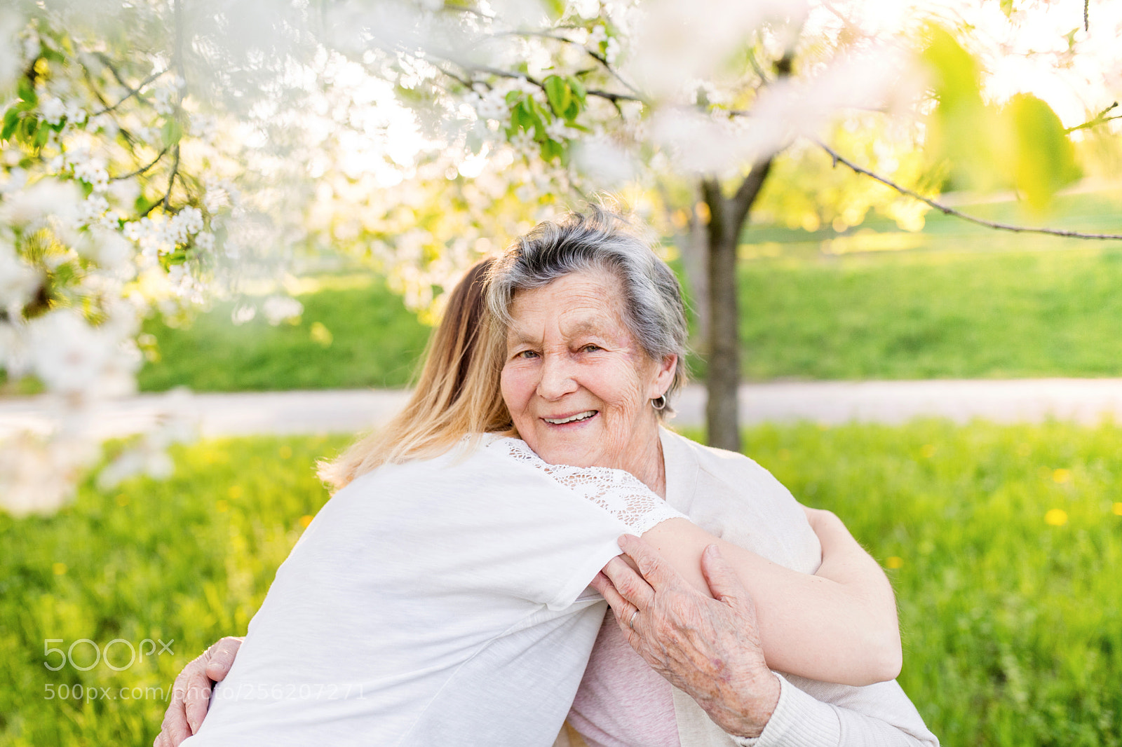 Nikon D5 sample photo. Elderly grandmother and granddaughter photography