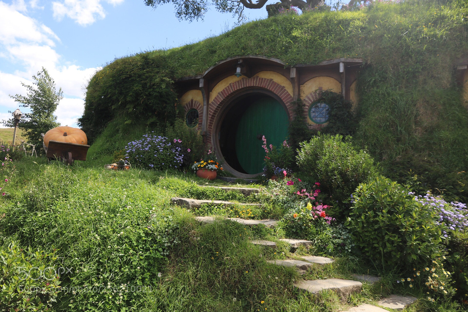 Canon EOS 750D (EOS Rebel T6i / EOS Kiss X8i) sample photo. Hobbit hole photography