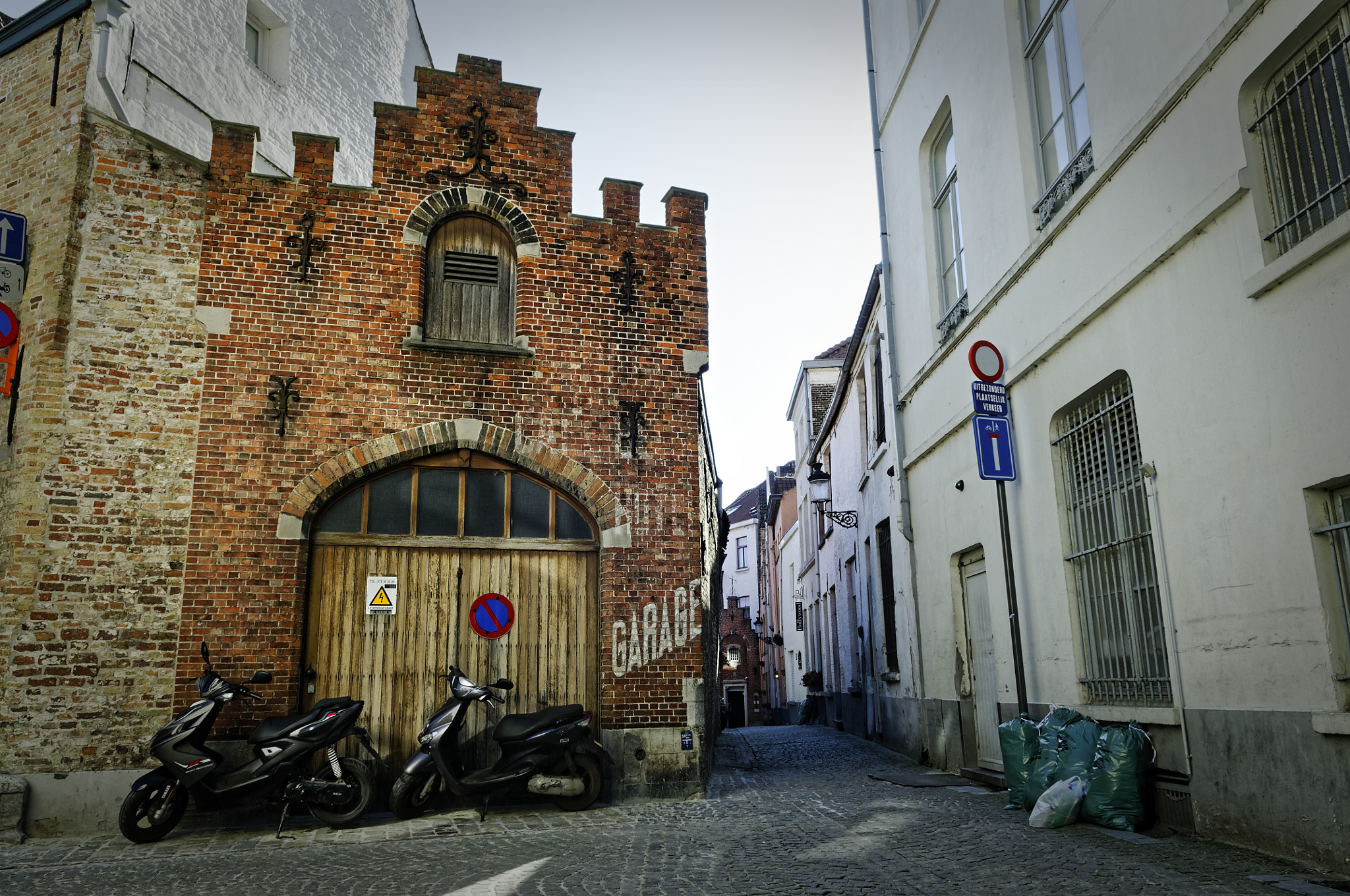 Nikon D300 sample photo. Le garage de la ruelle photography