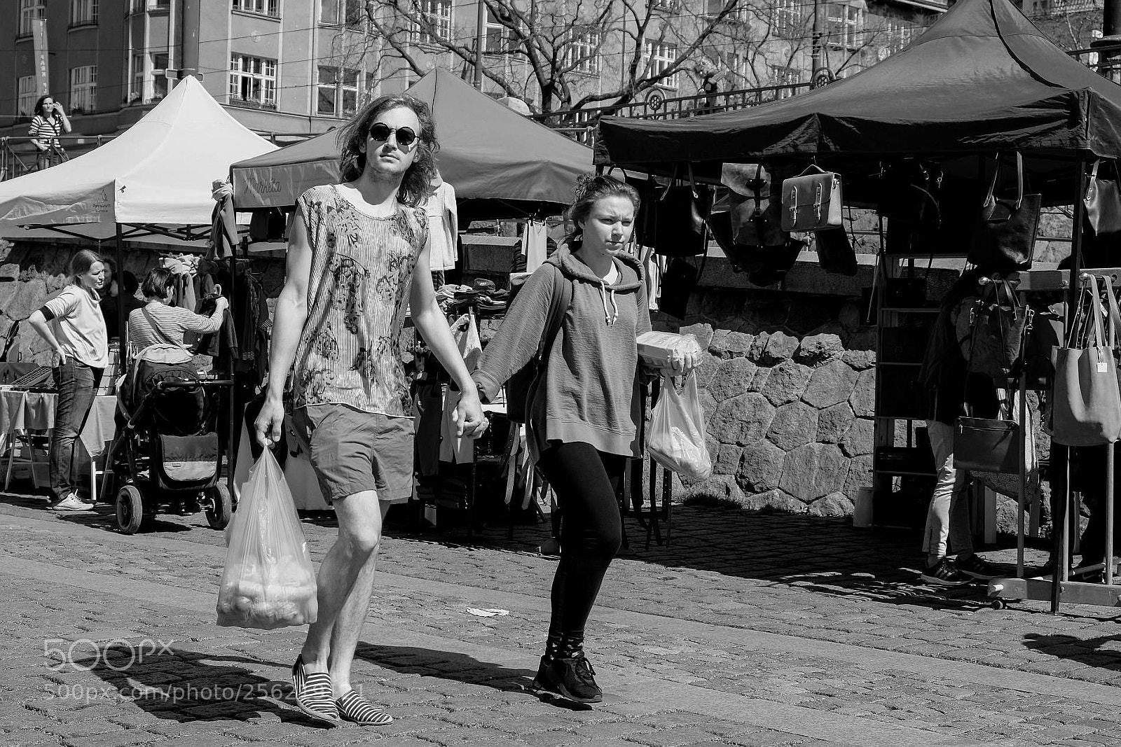 Fujifilm X-E2 sample photo. Shopping in a street photography
