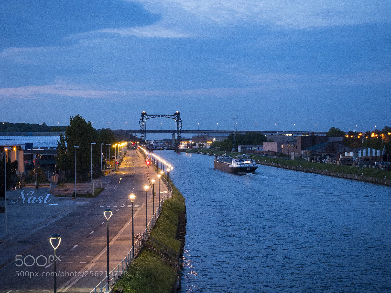 Olympus OM-D E-M5 II sample photo. Big city life photography