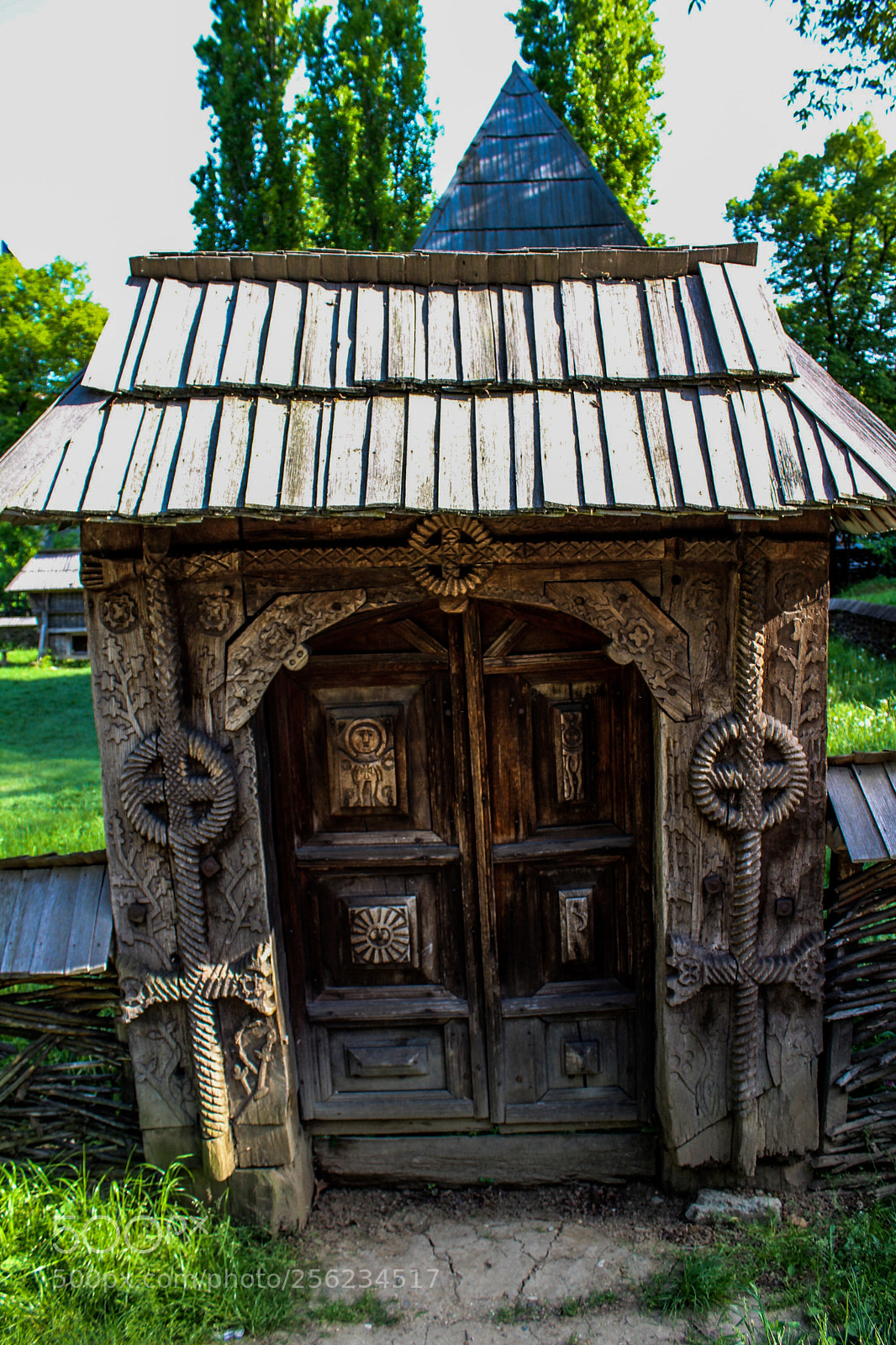 Canon EOS 1300D (EOS Rebel T6 / EOS Kiss X80) sample photo. The wood-carver's masterpiece photography