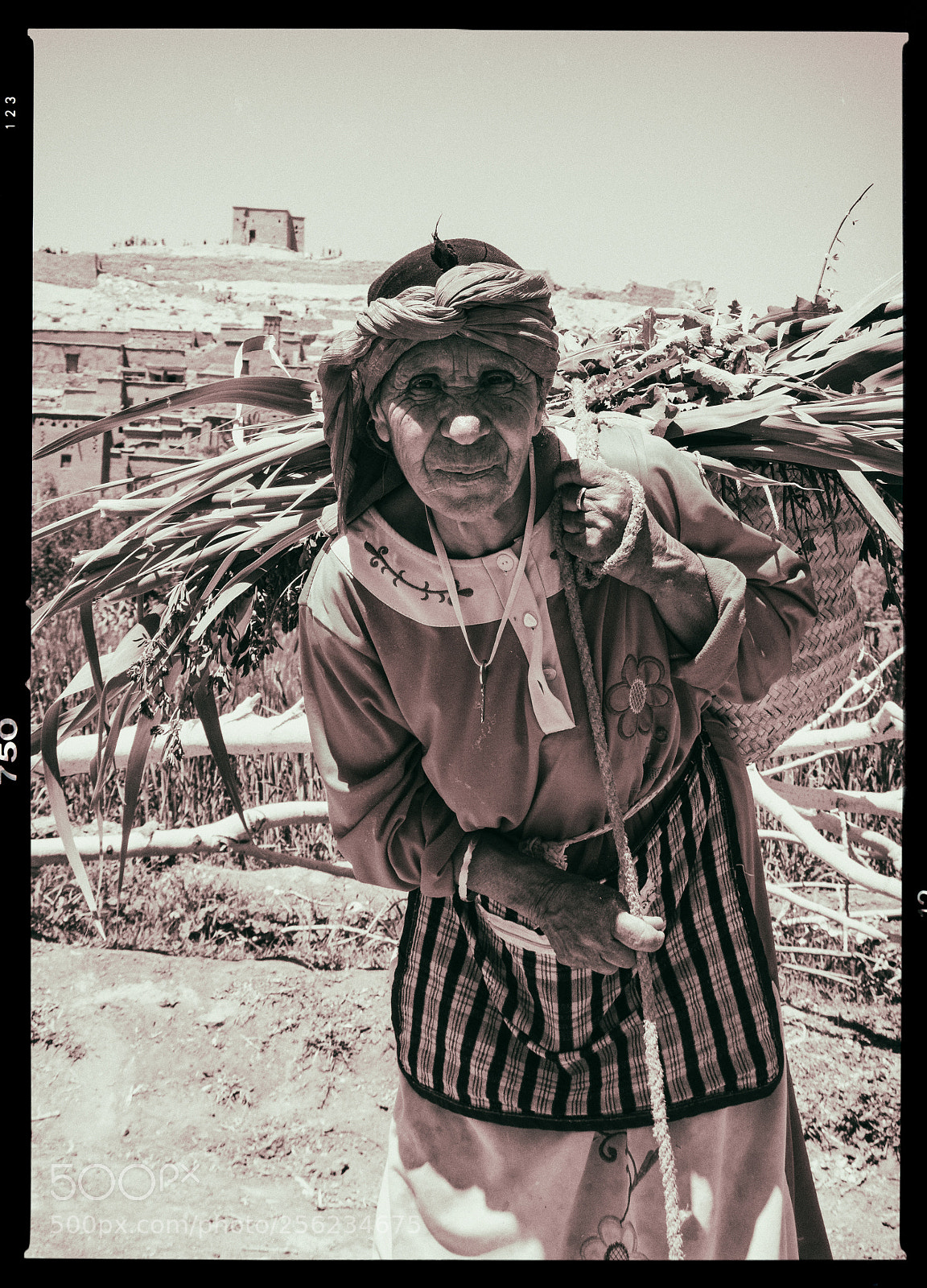 Canon EOS 70D sample photo. An old woman in photography