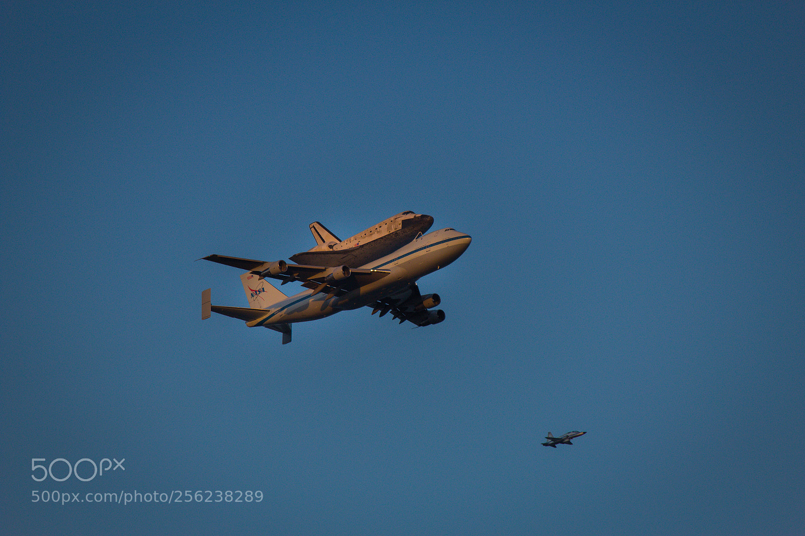 Canon EOS 600D (Rebel EOS T3i / EOS Kiss X5) sample photo. Hitching a ride photography