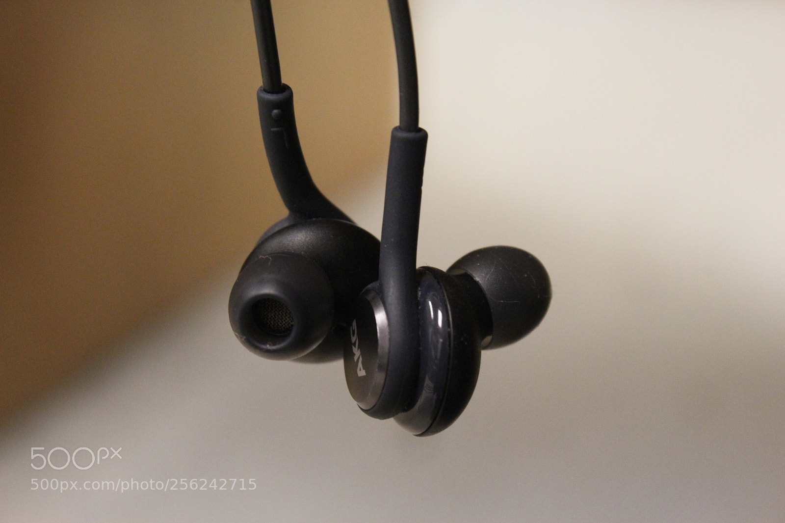 Canon EOS 1200D (EOS Rebel T5 / EOS Kiss X70 / EOS Hi) sample photo. Focus of earbuds (aperture) photography
