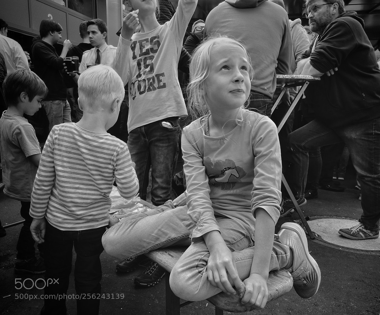 Sony Cyber-shot DSC-RX100 III sample photo. Girl looking upwards photography