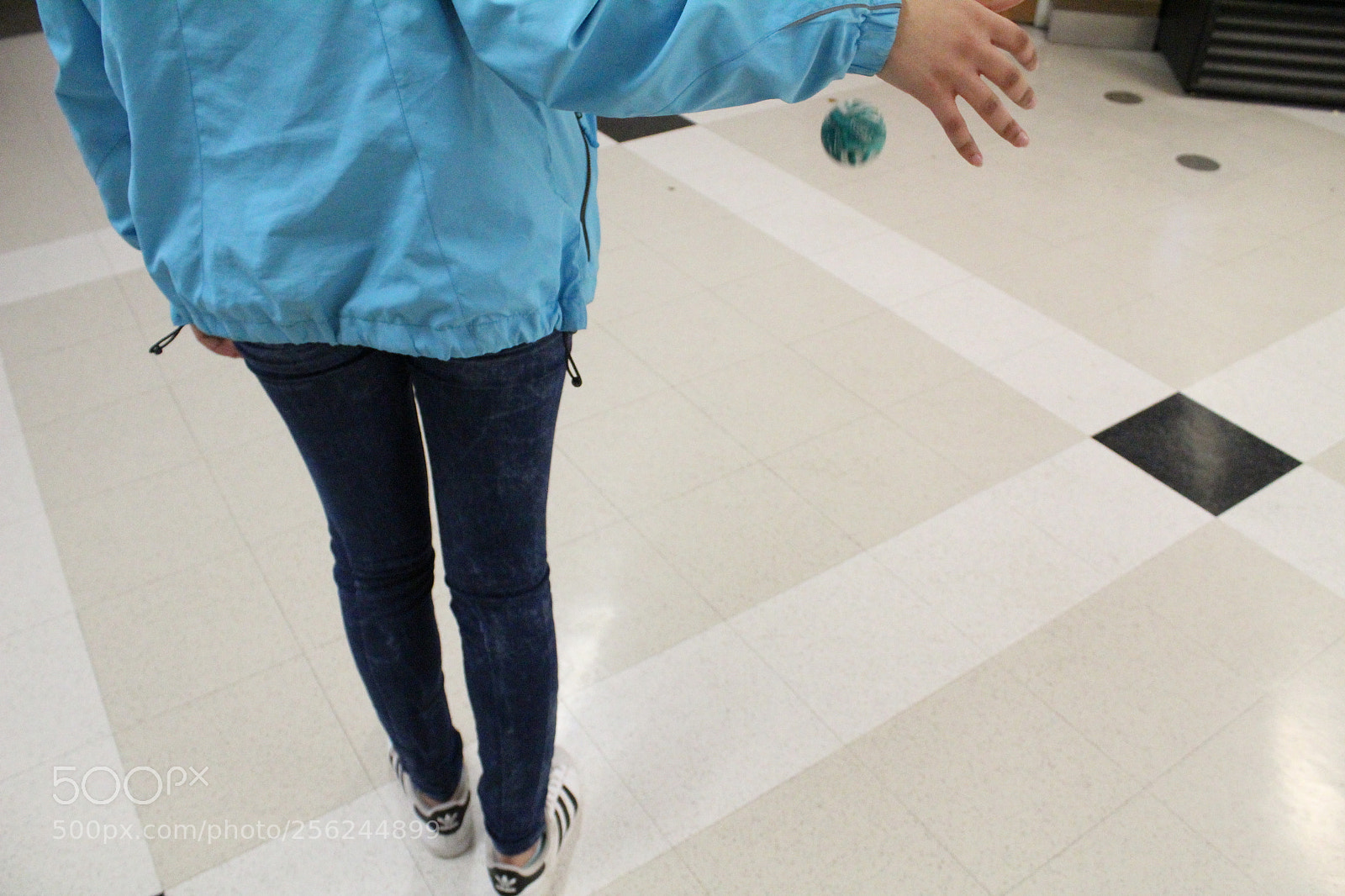 Canon EOS 1300D (EOS Rebel T6 / EOS Kiss X80) sample photo. Sofia dropping ball photography