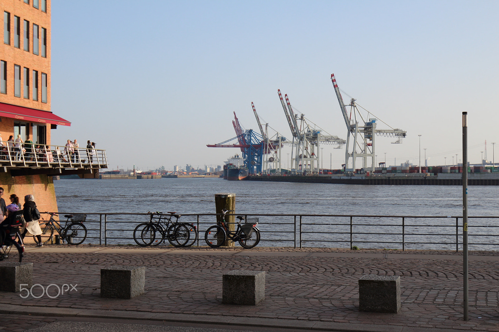Canon EOS 700D (EOS Rebel T5i / EOS Kiss X7i) + Canon EF 16-35mm F4L IS USM sample photo. Hafen photography