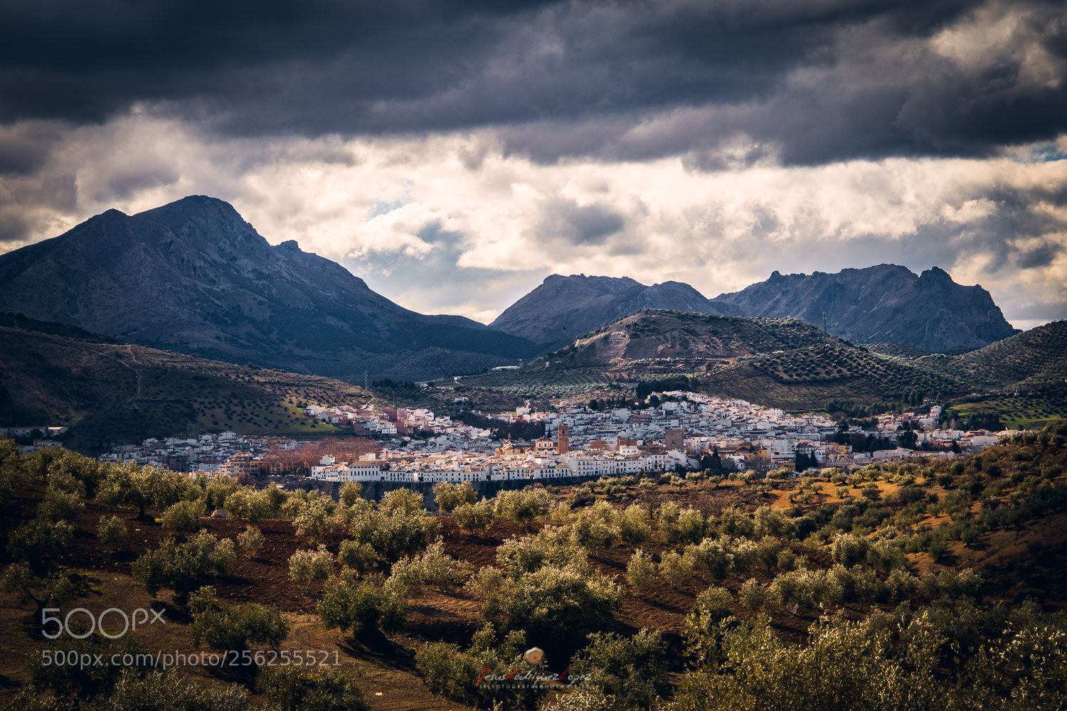 Olympus OM-D E-M1 Mark II sample photo. Priego a lo lejos photography