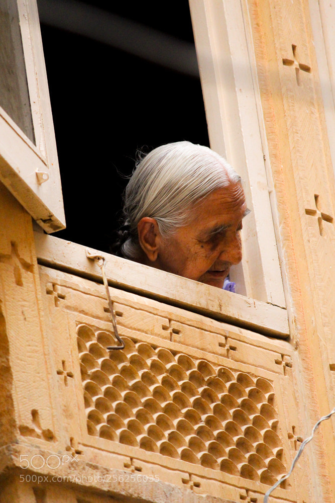 Canon EOS 650D (EOS Rebel T4i / EOS Kiss X6i) sample photo. Old lady watching street photography