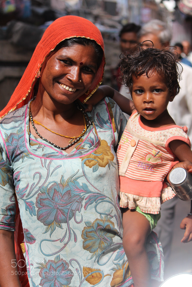 Canon EOS 650D (EOS Rebel T4i / EOS Kiss X6i) sample photo. Woman with child, pushkar photography