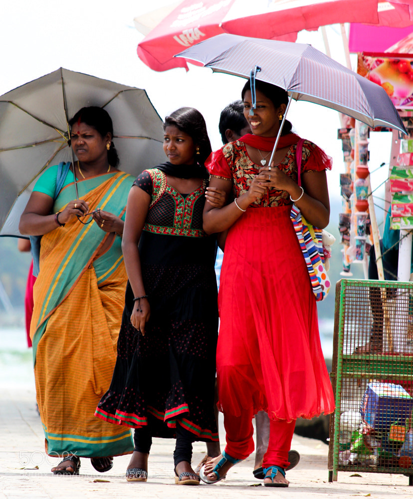Canon EOS 650D (EOS Rebel T4i / EOS Kiss X6i) sample photo. Girls walking, fort kochi photography