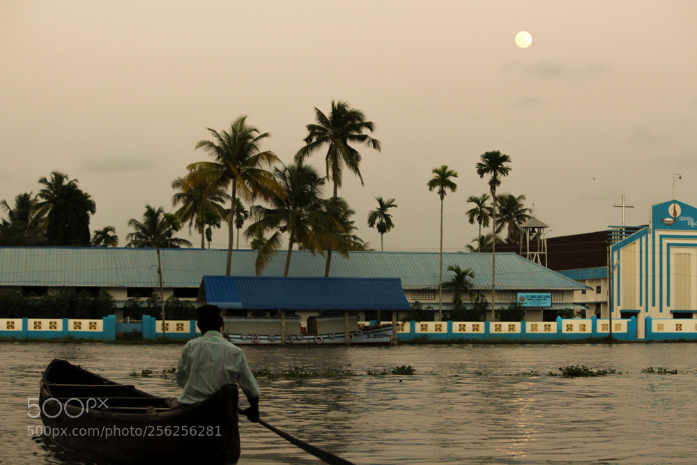Canon EOS 650D (EOS Rebel T4i / EOS Kiss X6i) sample photo. Chasing the moon photography