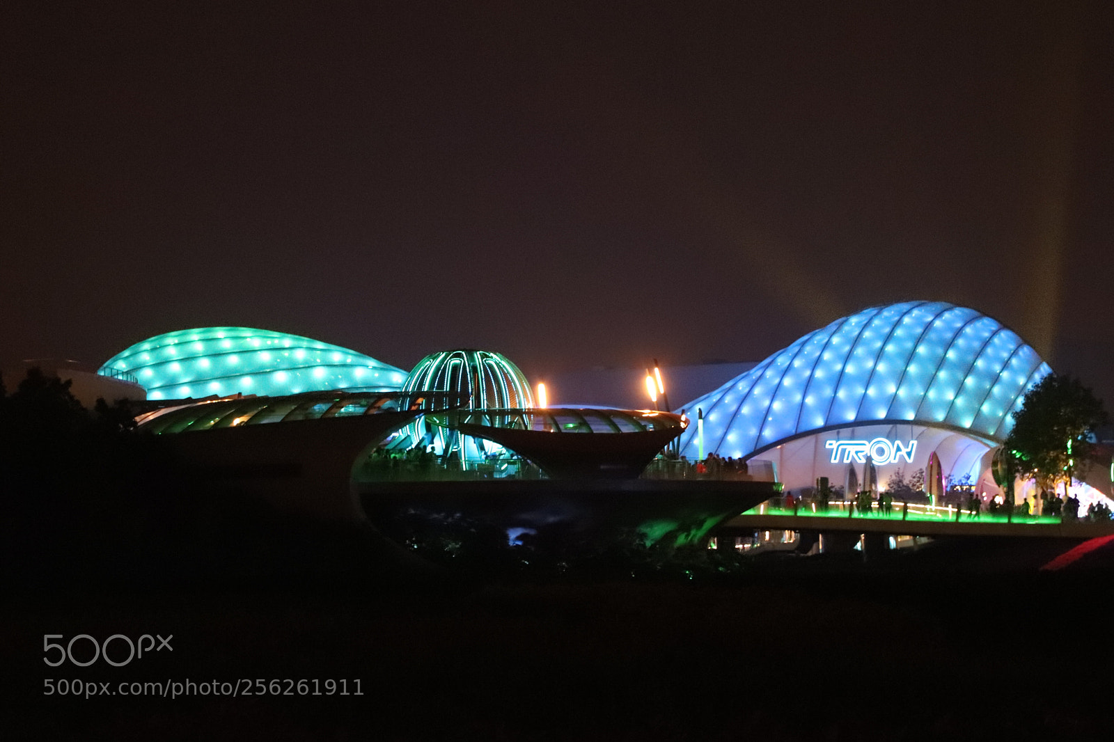 Canon EOS 77D (EOS 9000D / EOS 770D) sample photo. Shanghai disneyland photography
