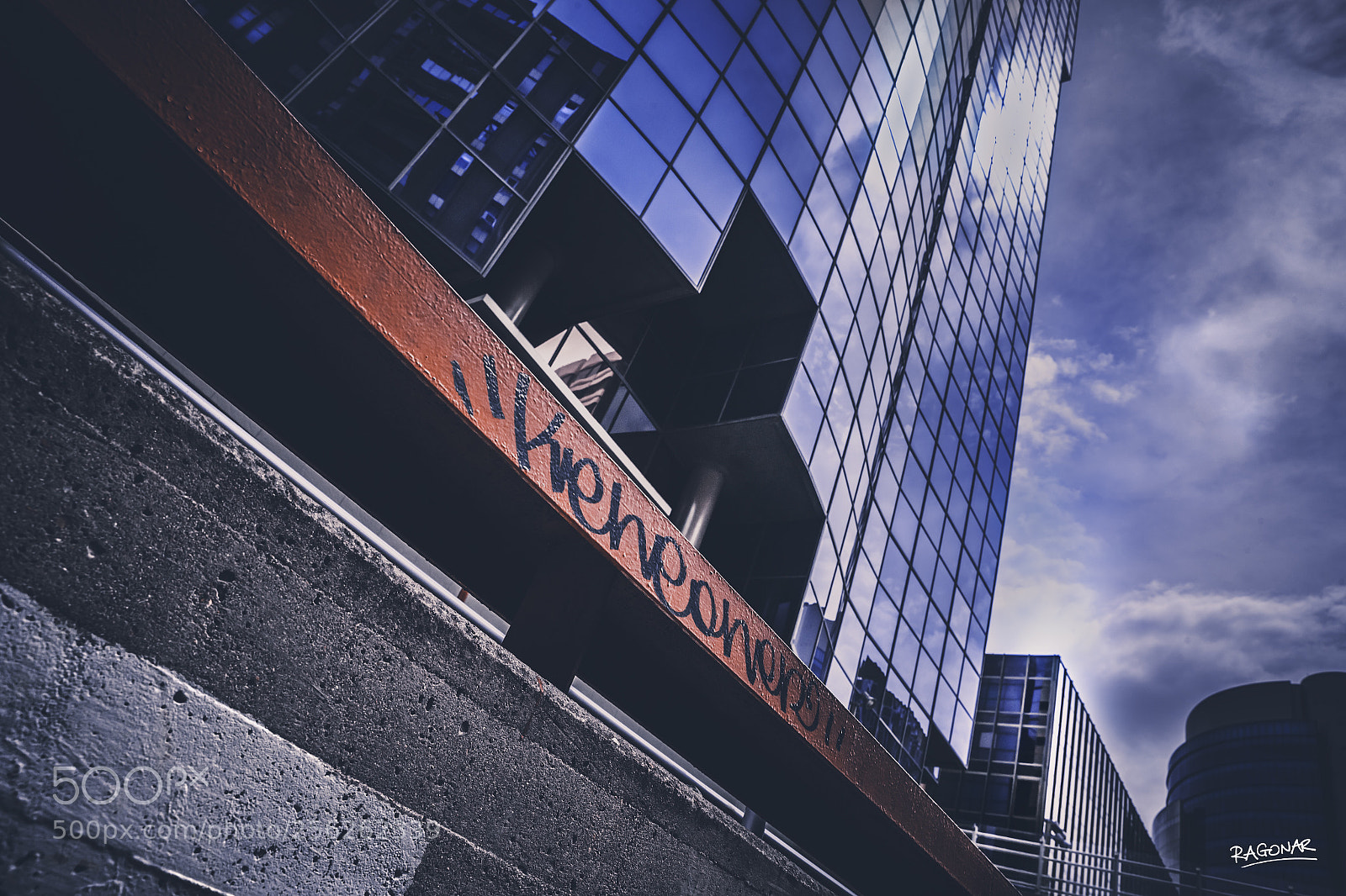 Canon EOS-1D X Mark II sample photo. Graffitti skyline  photography