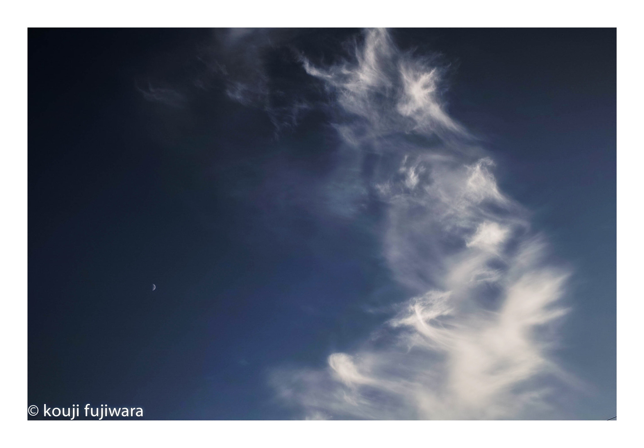Sigma DP2x sample photo. Crescent moon...and cloud photography