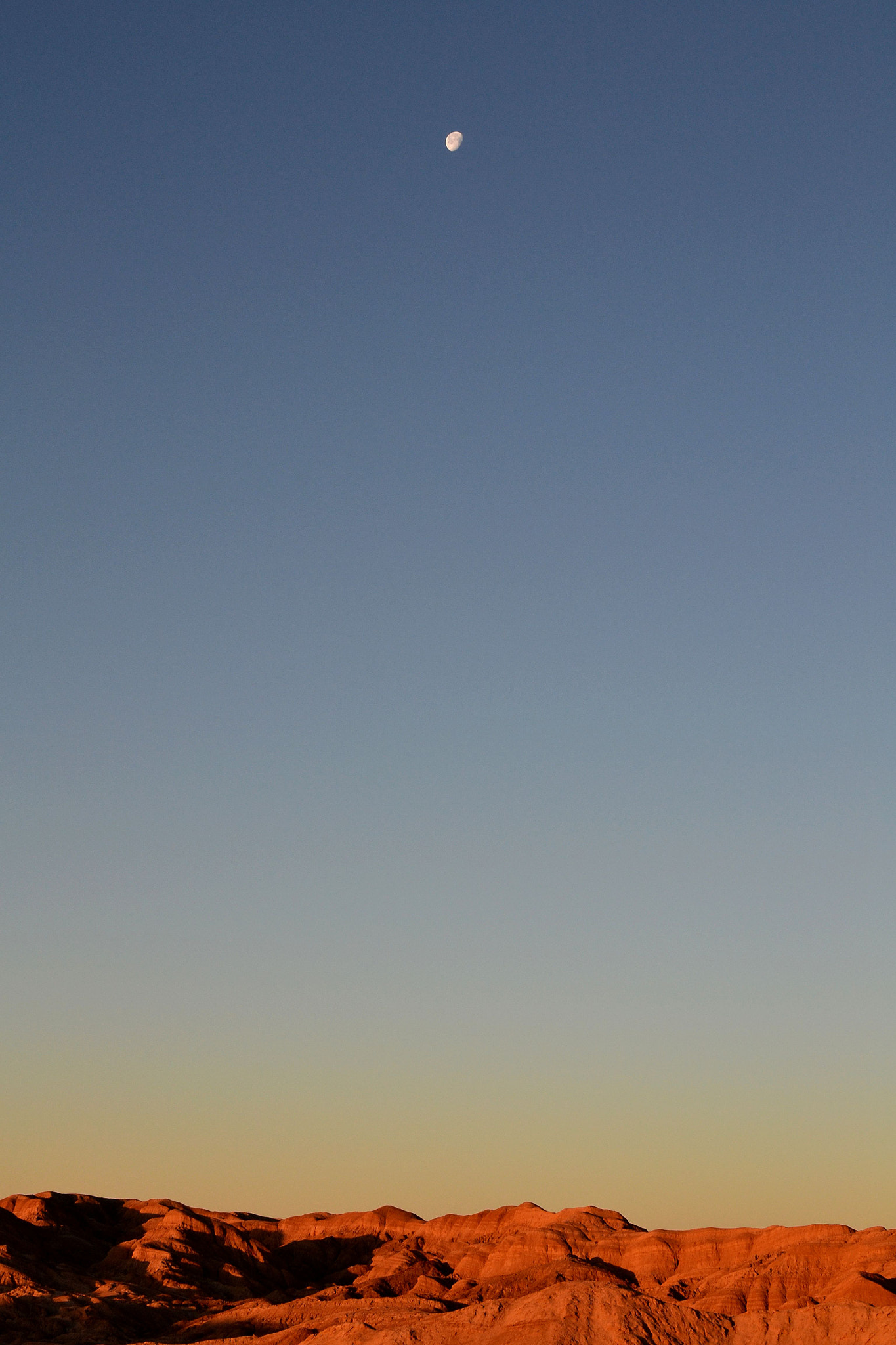 Nikon D3100 + Nikon AF-S DX Nikkor 35mm F1.8G sample photo. Sunrise & moonset photography