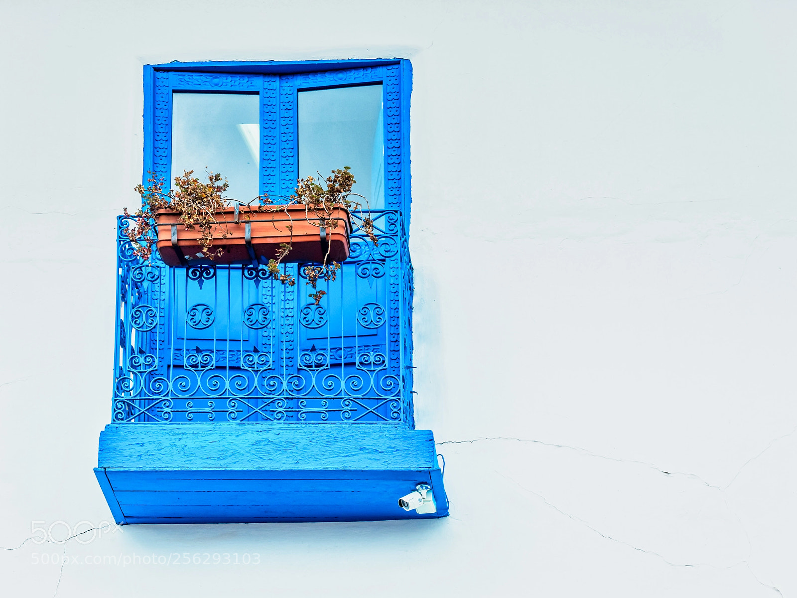 Olympus OM-D E-M5 II sample photo. Blue window photography