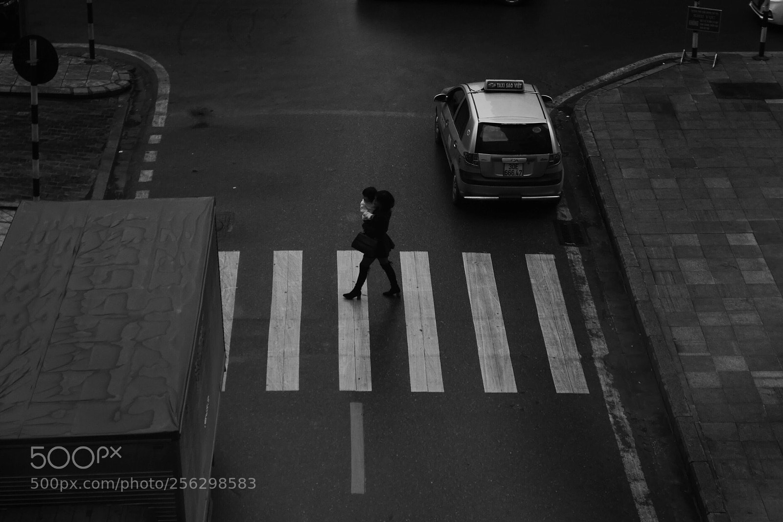Panasonic Lumix DMC-LX100 sample photo. Crossing the street photography