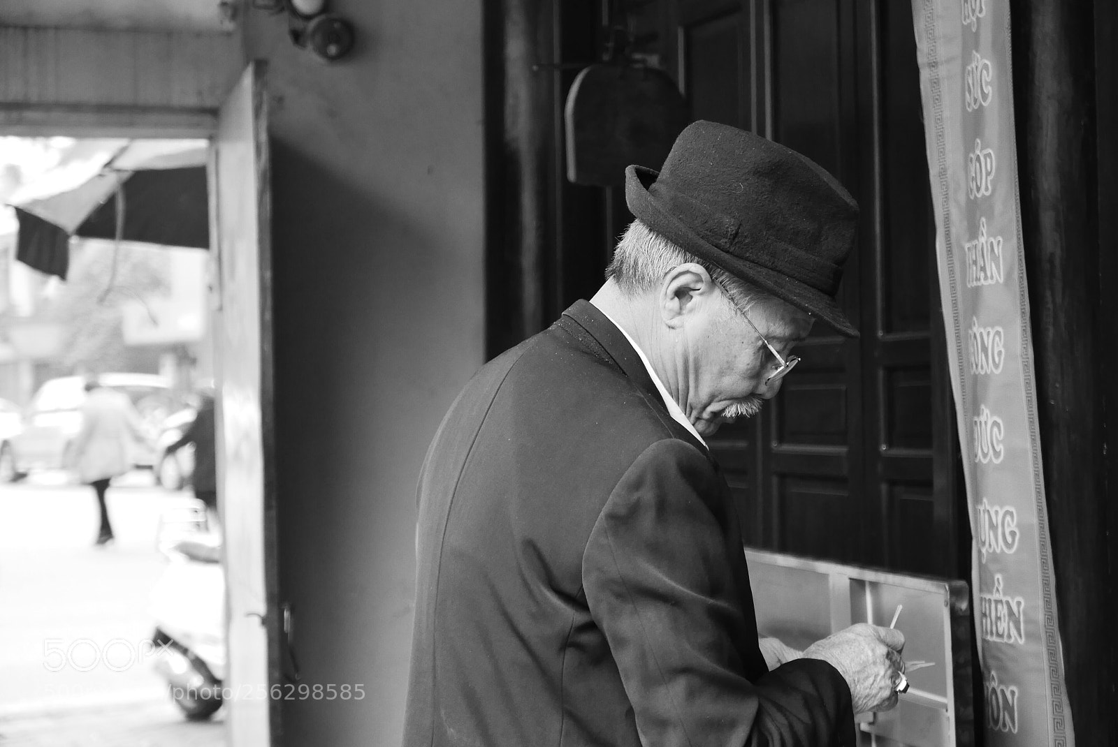 Panasonic Lumix DMC-LX100 sample photo. An old man at photography
