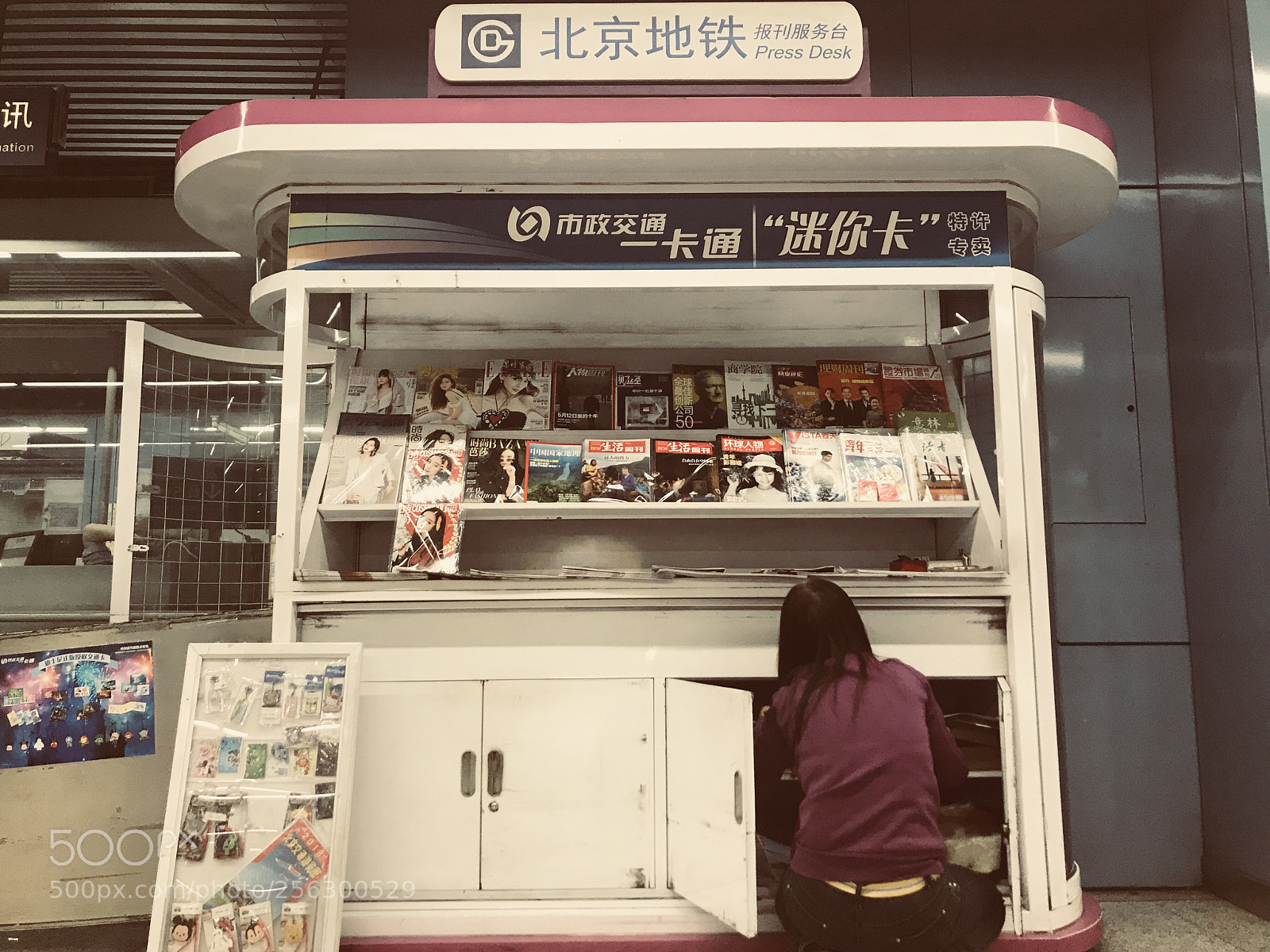 Apple iPhone 7 sample photo. Newspaper booth in tube photography