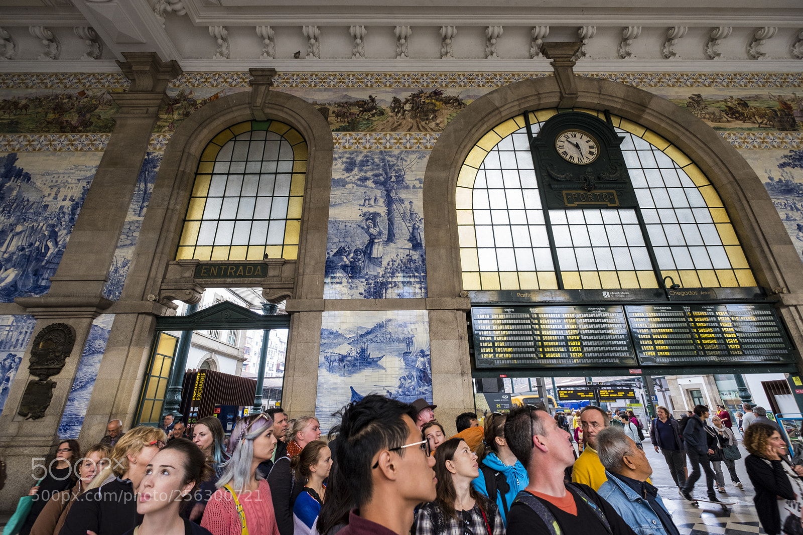Fujifilm X-T2 sample photo. Train station in porto photography
