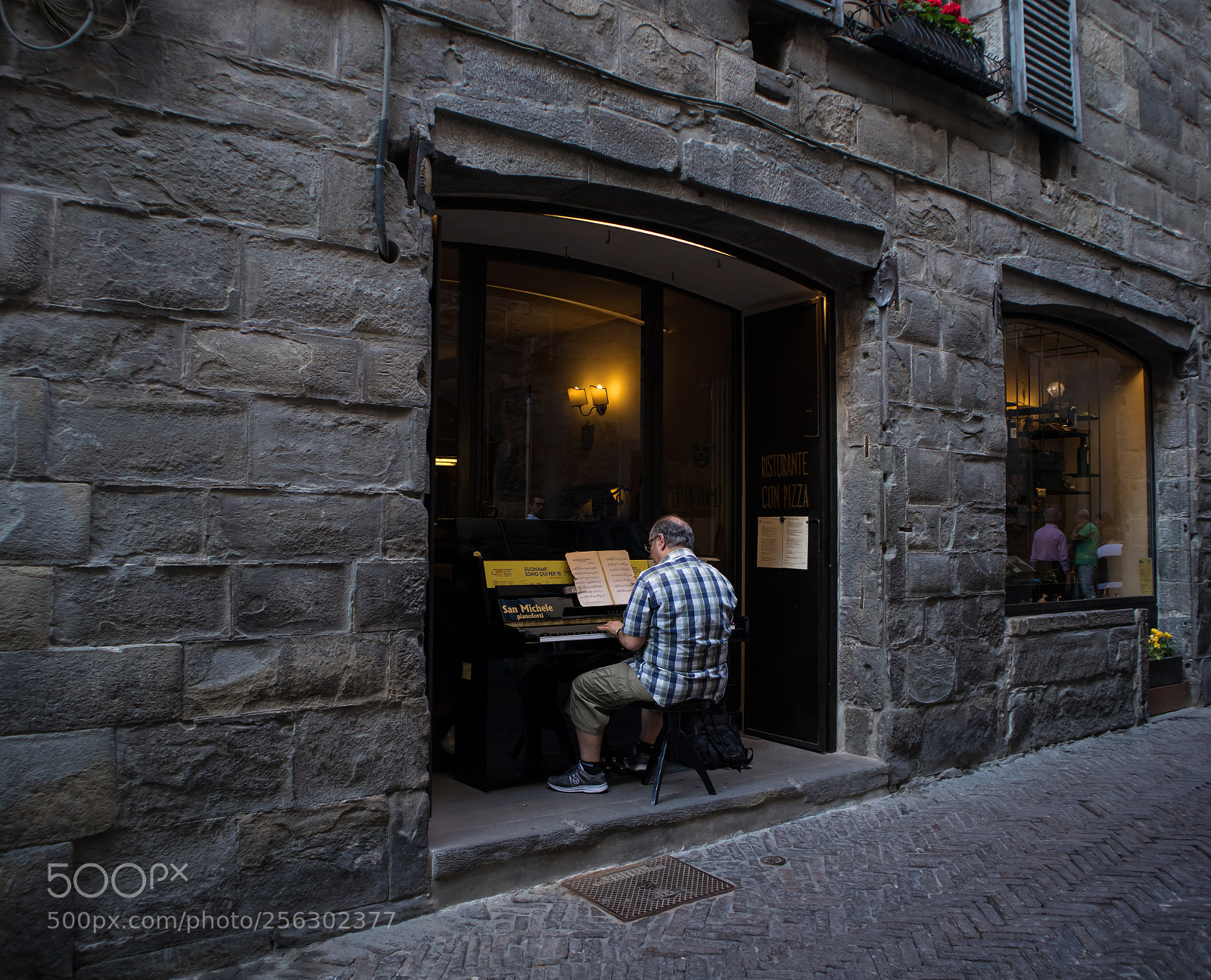 Canon EOS M5 sample photo. Street art - piano photography