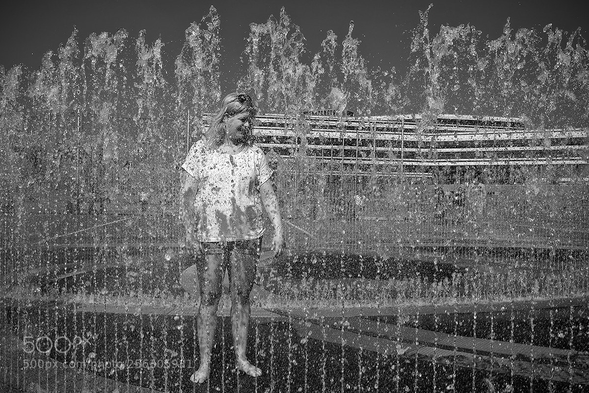 Fujifilm X-Pro2 sample photo. Trapped in the fountain photography