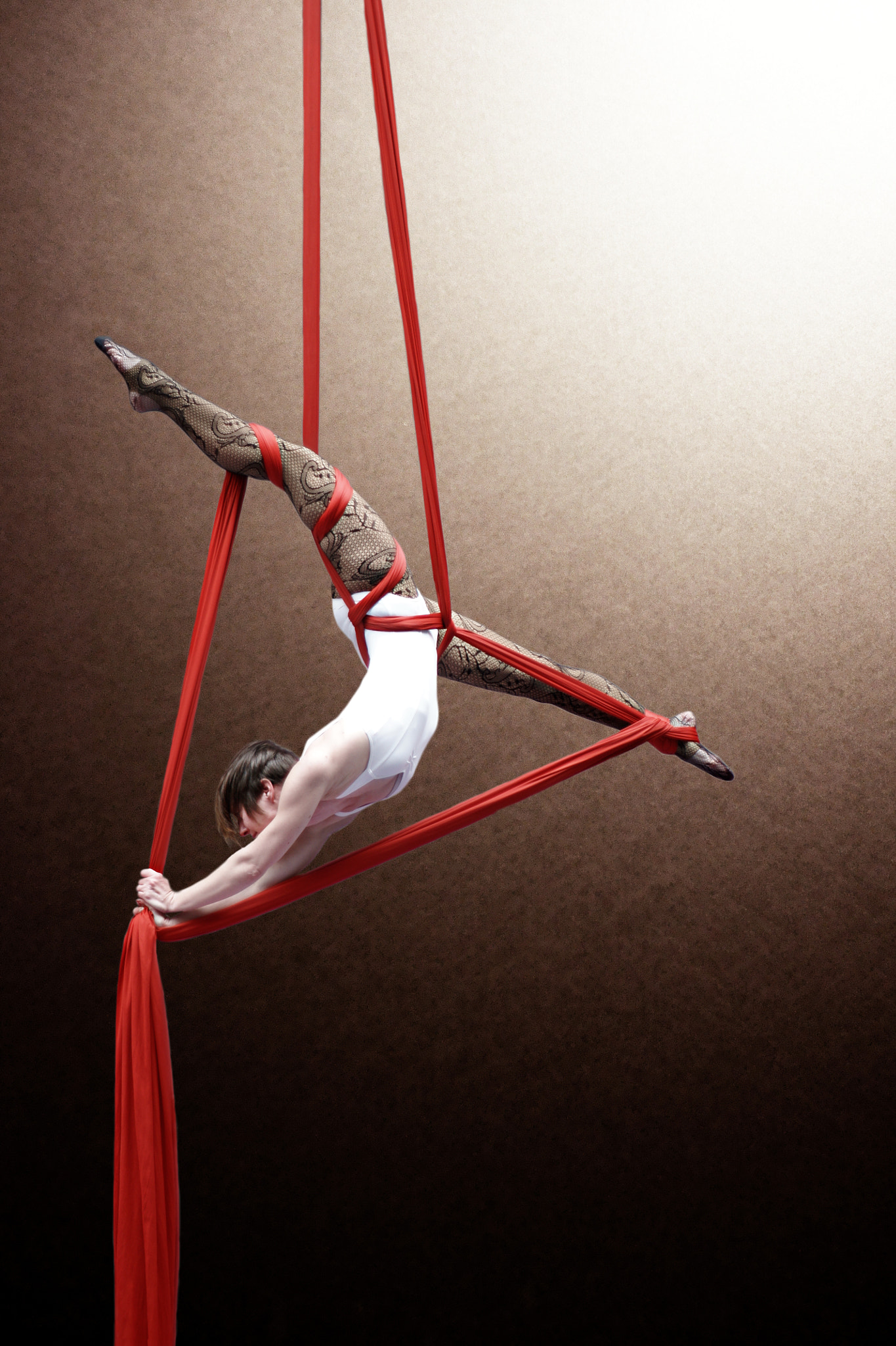 Sony Alpha DSLR-A700 + Sony 50mm F1.4 sample photo. Full split in a triangle of silk photography