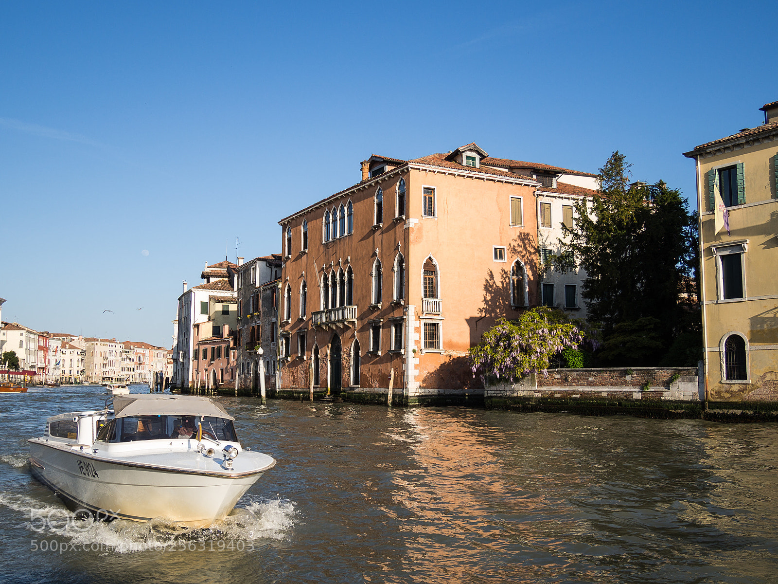 Olympus OM-D E-M10 II sample photo. Gita sul canal photography