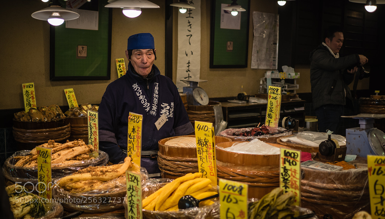 Olympus OM-D E-M10 sample photo. Nishiki vendor photography