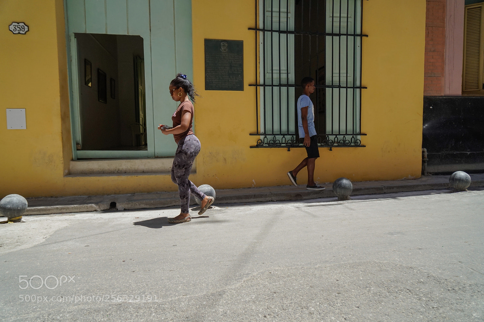 Sony a6500 sample photo. Cubans walking photography