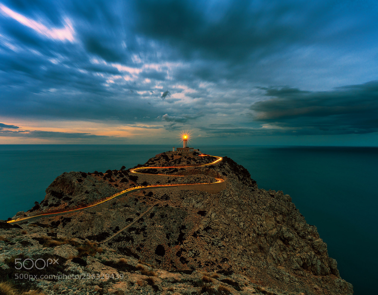Sony a7R II sample photo. A light that guides photography