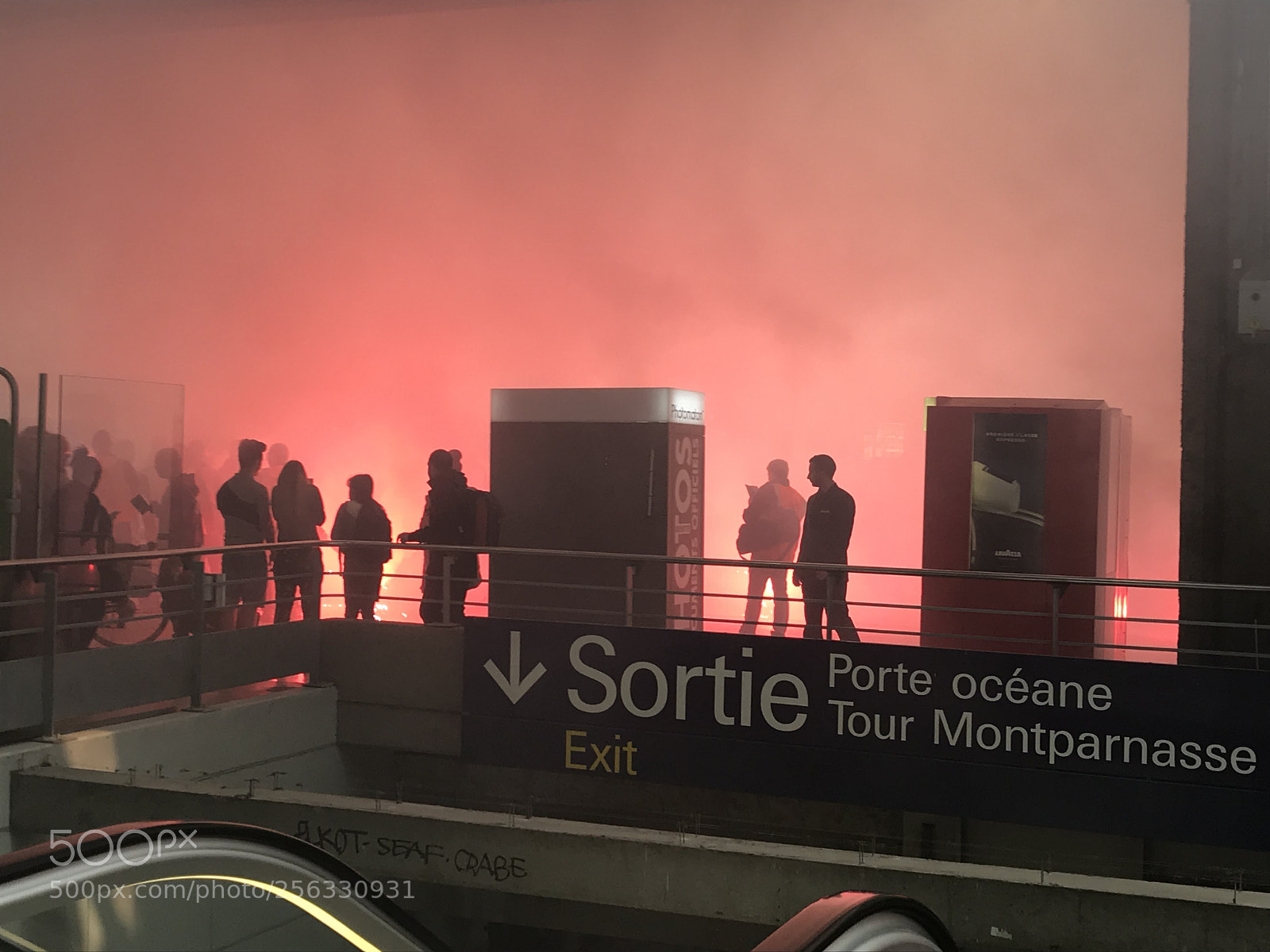 Apple iPhone 7 sample photo. Atmosphère rouge à montparnasse... photography