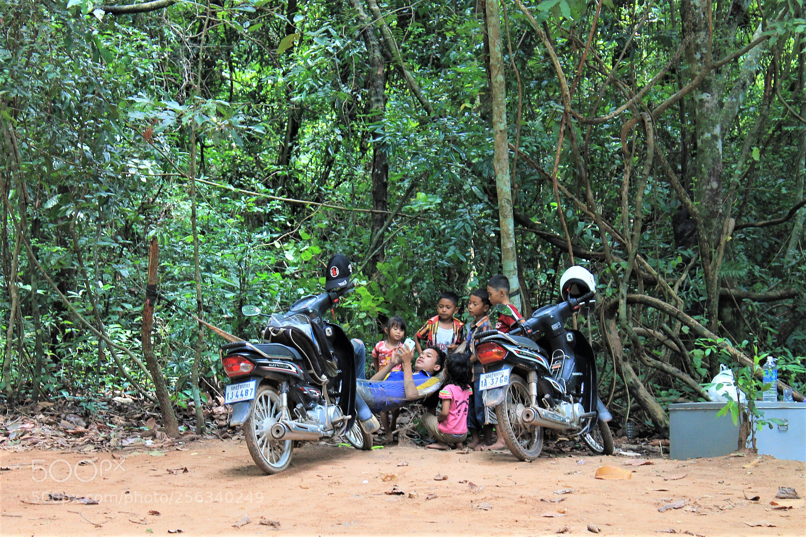 Canon EOS 1100D (EOS Rebel T3 / EOS Kiss X50) sample photo. Children in angkor wat. photography